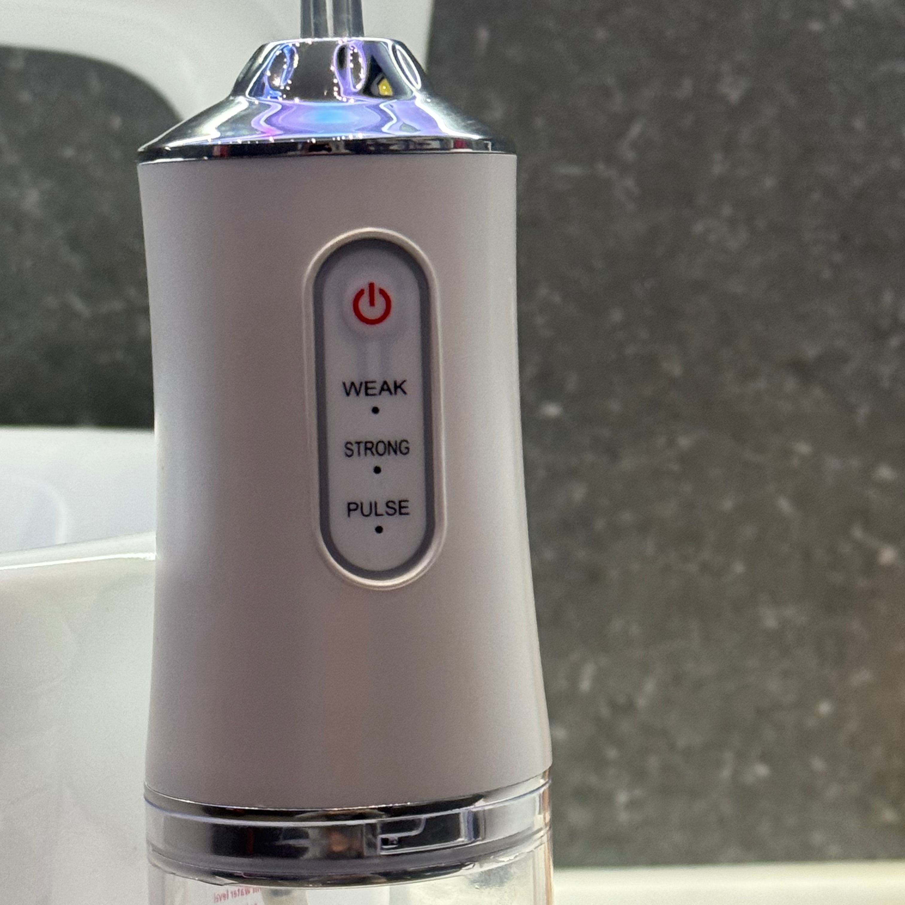 AquaDent™ – Smart Portabel Munspolning med Tryckrent Vatten